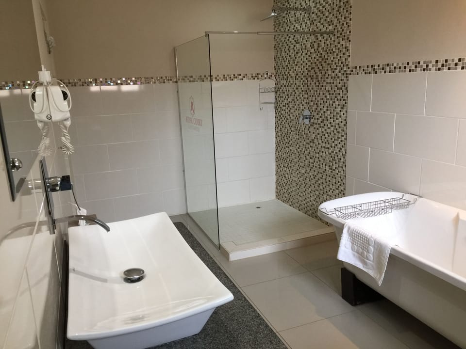 Standard Room | Bathroom | Combined shower/tub, free toiletries, towels, soap