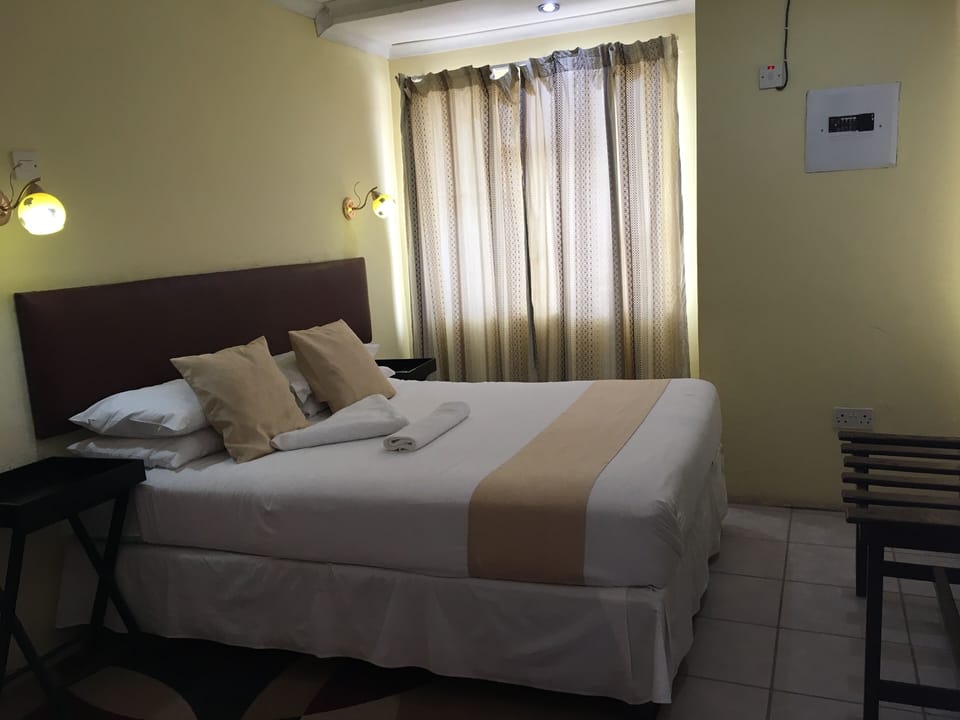 Standard Room | Desk, laptop workspace, iron/ironing board (on request), WiFi (free)