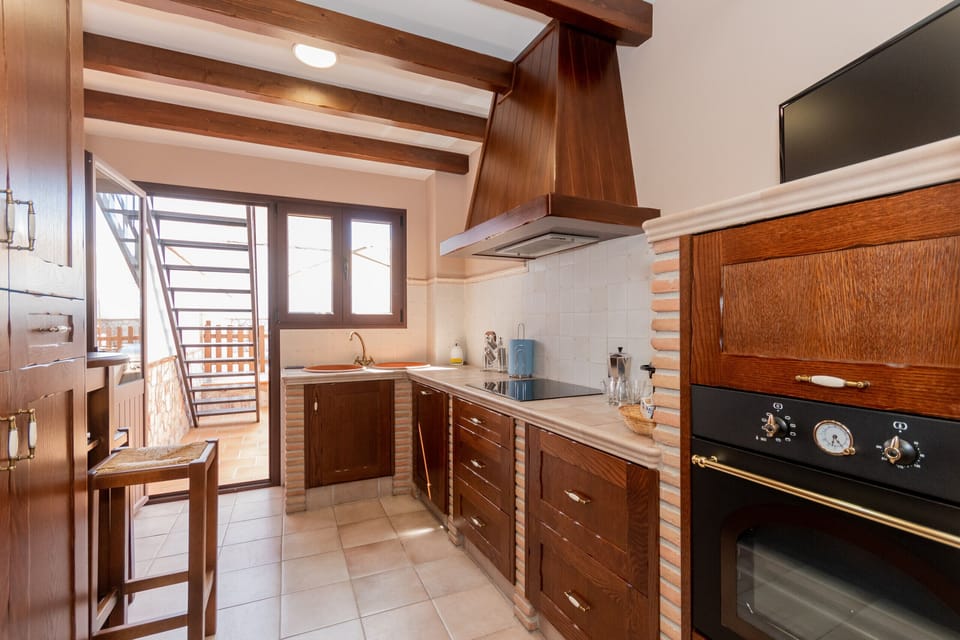 Enjoy the kitchen of this house with a fireplace in El Torcal