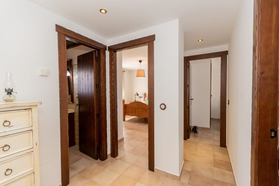Enjoy the kitchen of this house with a fireplace in El Torcal