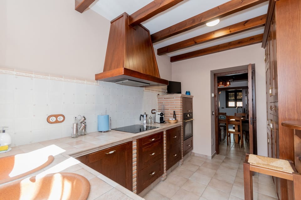 Enjoy the kitchen of this house with a fireplace in El Torcal
