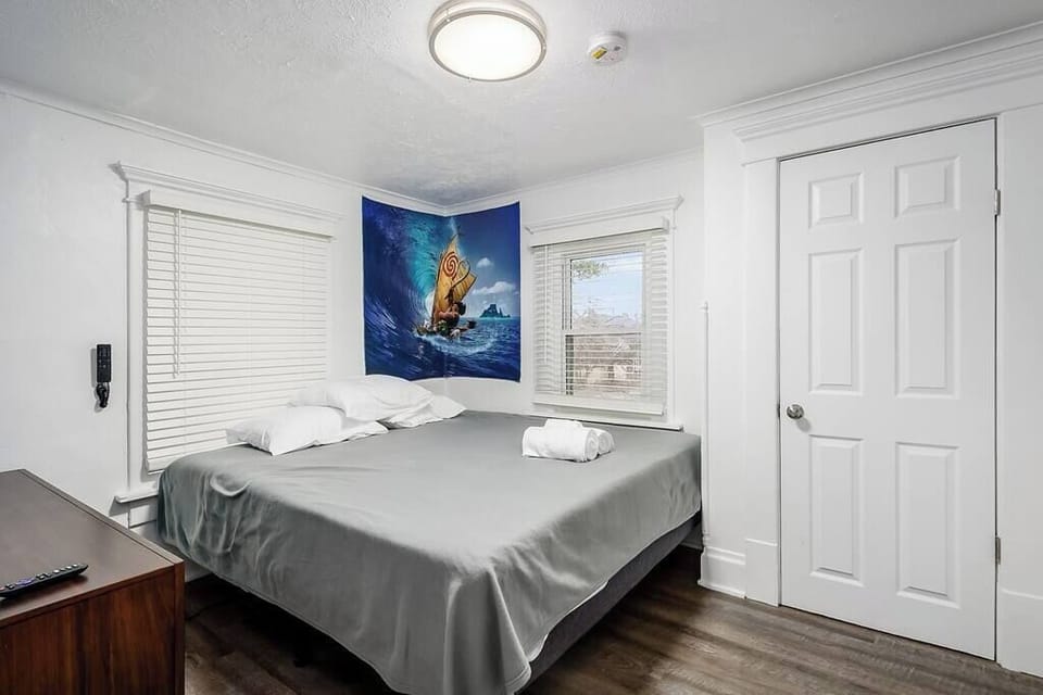 Back left bedroom includes king smart/automatic bed and large 4k smart tv.