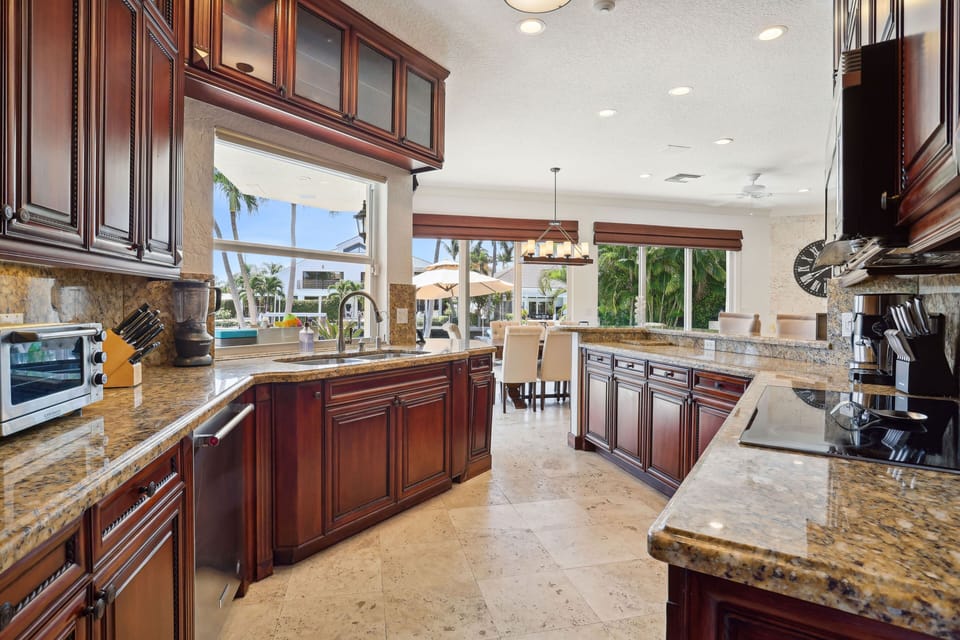 Chef's Kitchen w/ 3 Ovens