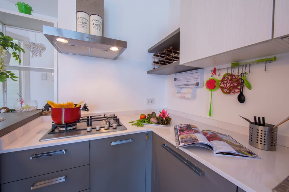 Full-size fridge, microwave, oven, stovetop