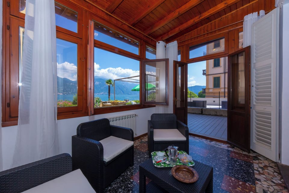 Family Apartment, Multiple Bedrooms, Lakeside (Casa Mira Al Lago) | Living area | 32-inch flat-screen TV with digital channels, TV