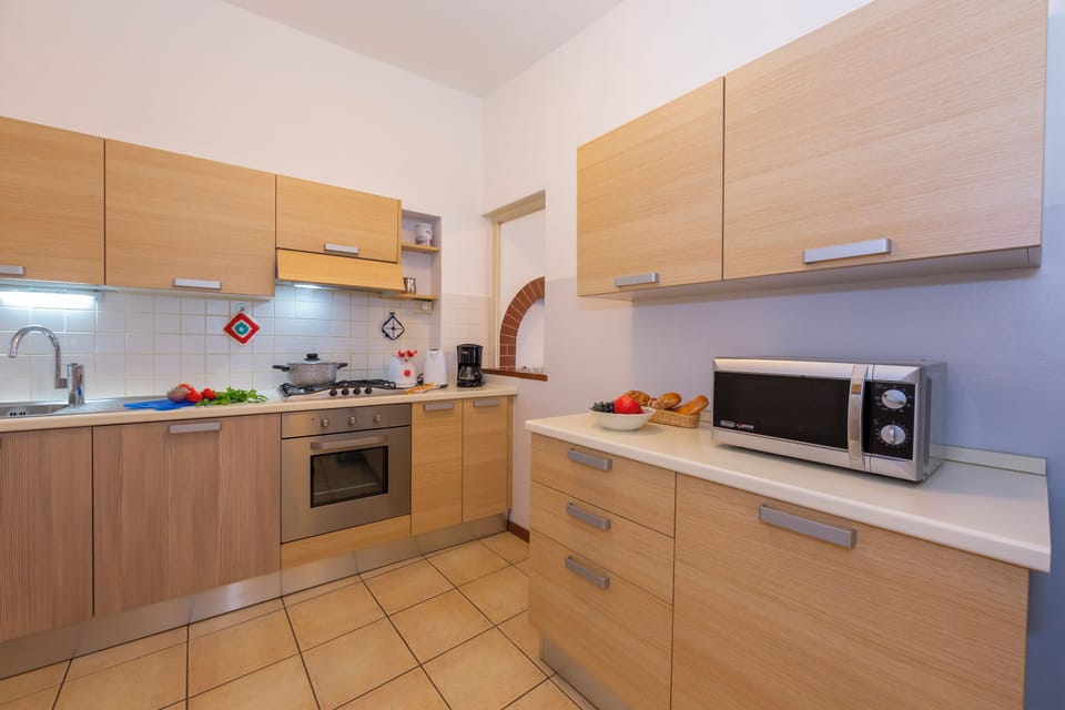 Family Apartment, Multiple Bedrooms, Lakeside (Casa Mira Al Lago) | Private kitchen | Full-size fridge, microwave, oven, stovetop