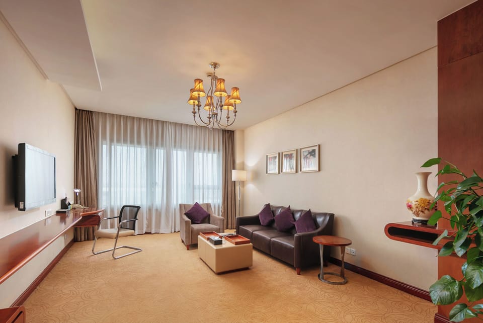 Executive Suite | In-room safe, desk, blackout drapes, iron/ironing board