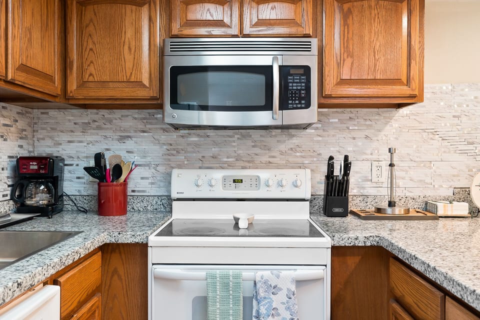 Fully stocked open concept kitchen!