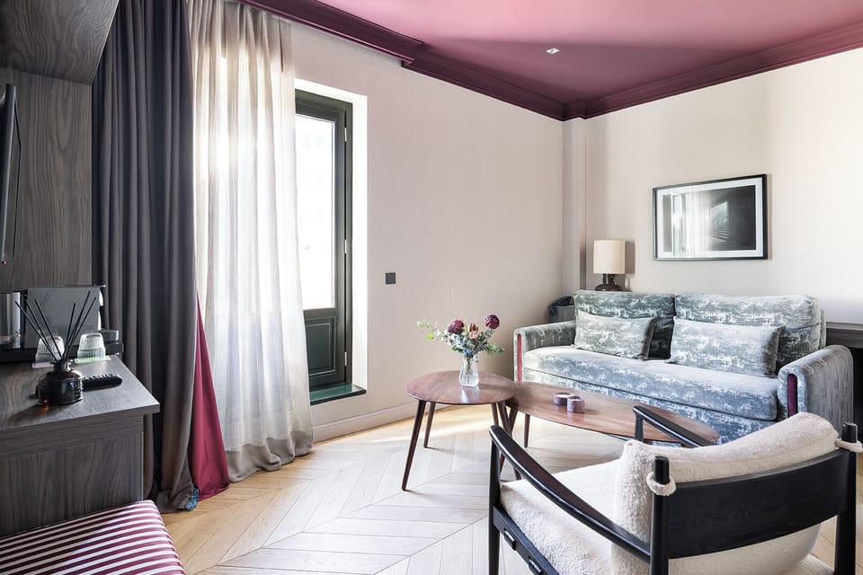 Suite | Living area | Flat-screen TV