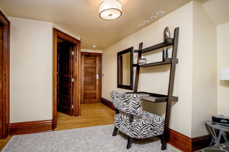 Free toiletries, hair dryer, bathrobes, towels