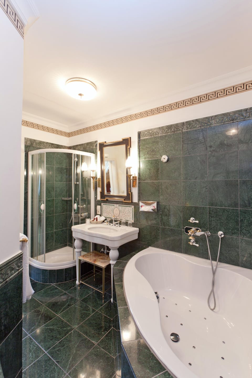 Deluxe Double Room | Bathroom | Free toiletries, hair dryer, bathrobes, slippers