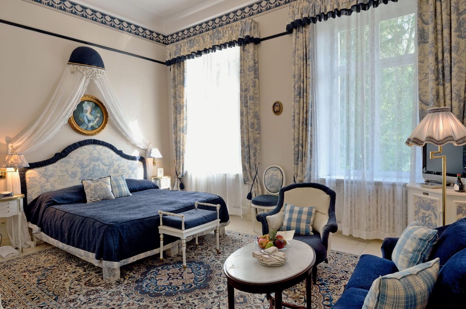 Deluxe Double Room | Hypo-allergenic bedding, minibar, in-room safe, individually decorated