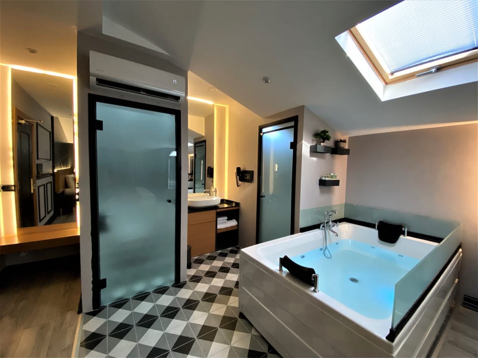 Exclusive Room, Jetted Tub | Egyptian cotton sheets, premium bedding, minibar, in-room safe