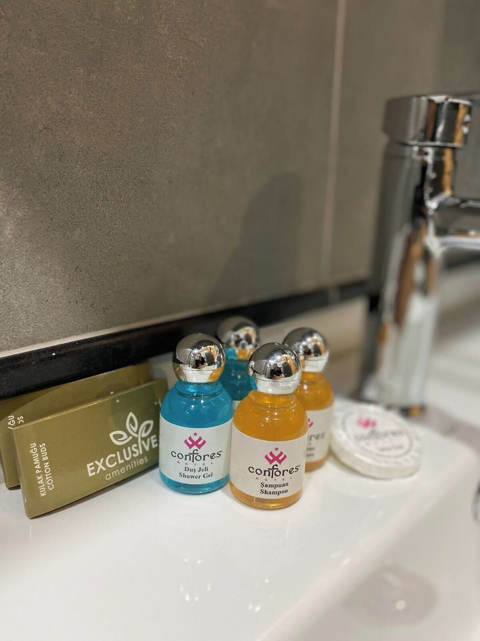Deluxe Twin Room | Bathroom | Shower, rainfall showerhead, free toiletries, hair dryer