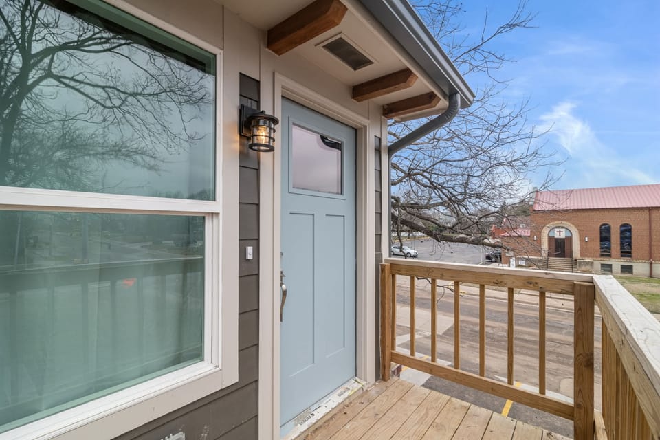This unit is an upstair of a duplex