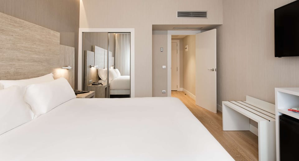Standard Room | Minibar, in-room safe, desk, blackout drapes