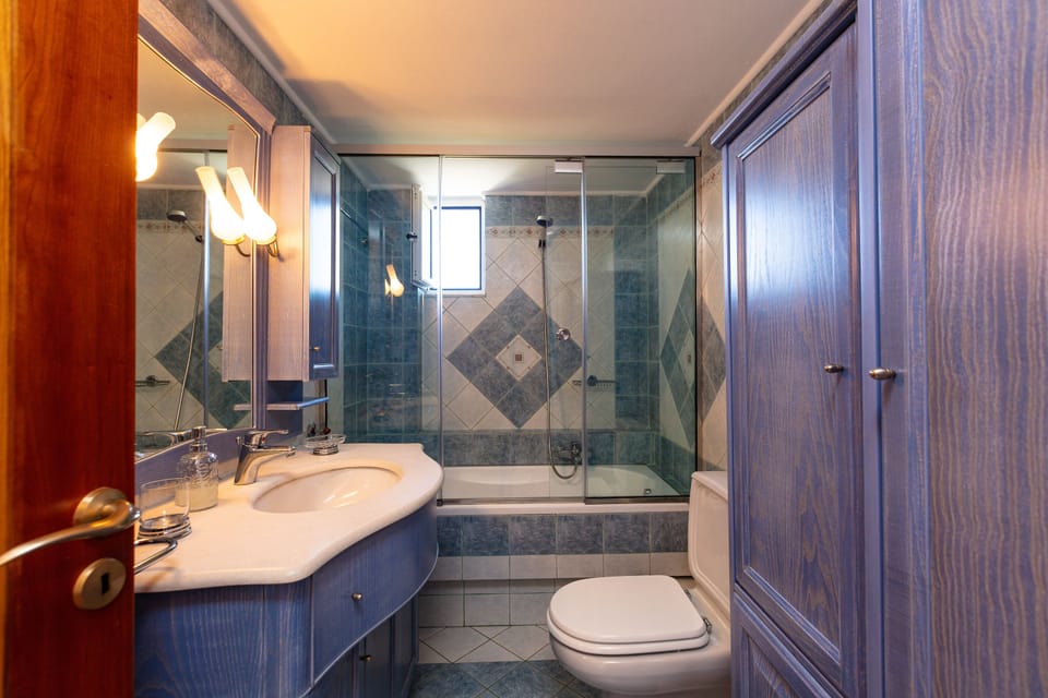 Cretan themed bathroom with blue and white colors
