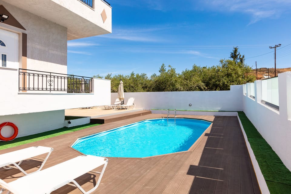 Round shaped crystalline swimming pool