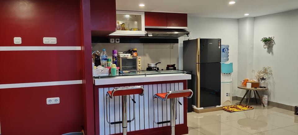 Family Room | Desk, WiFi (free)