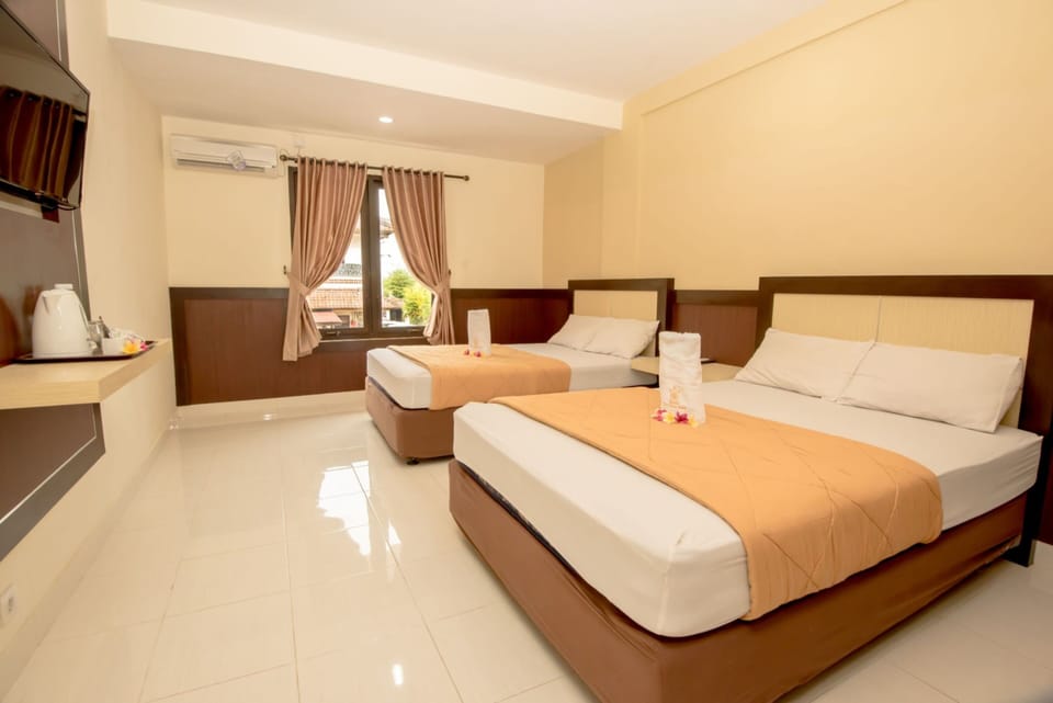 Superior Twin Room | Desk, bed sheets