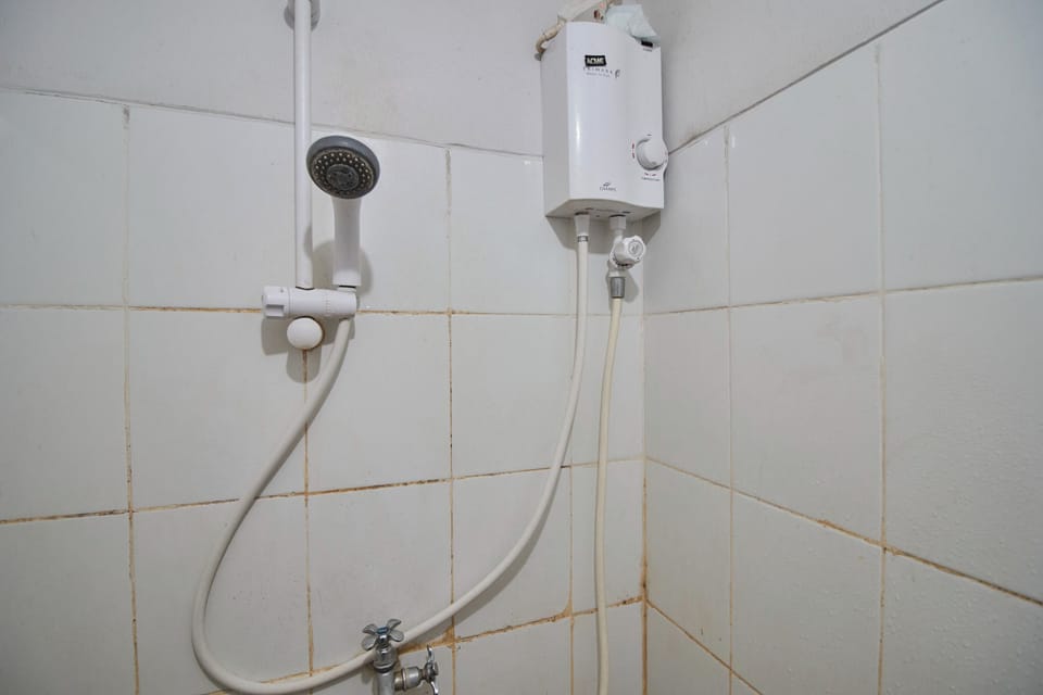 Studio | Bathroom | Shower, bidet, towels