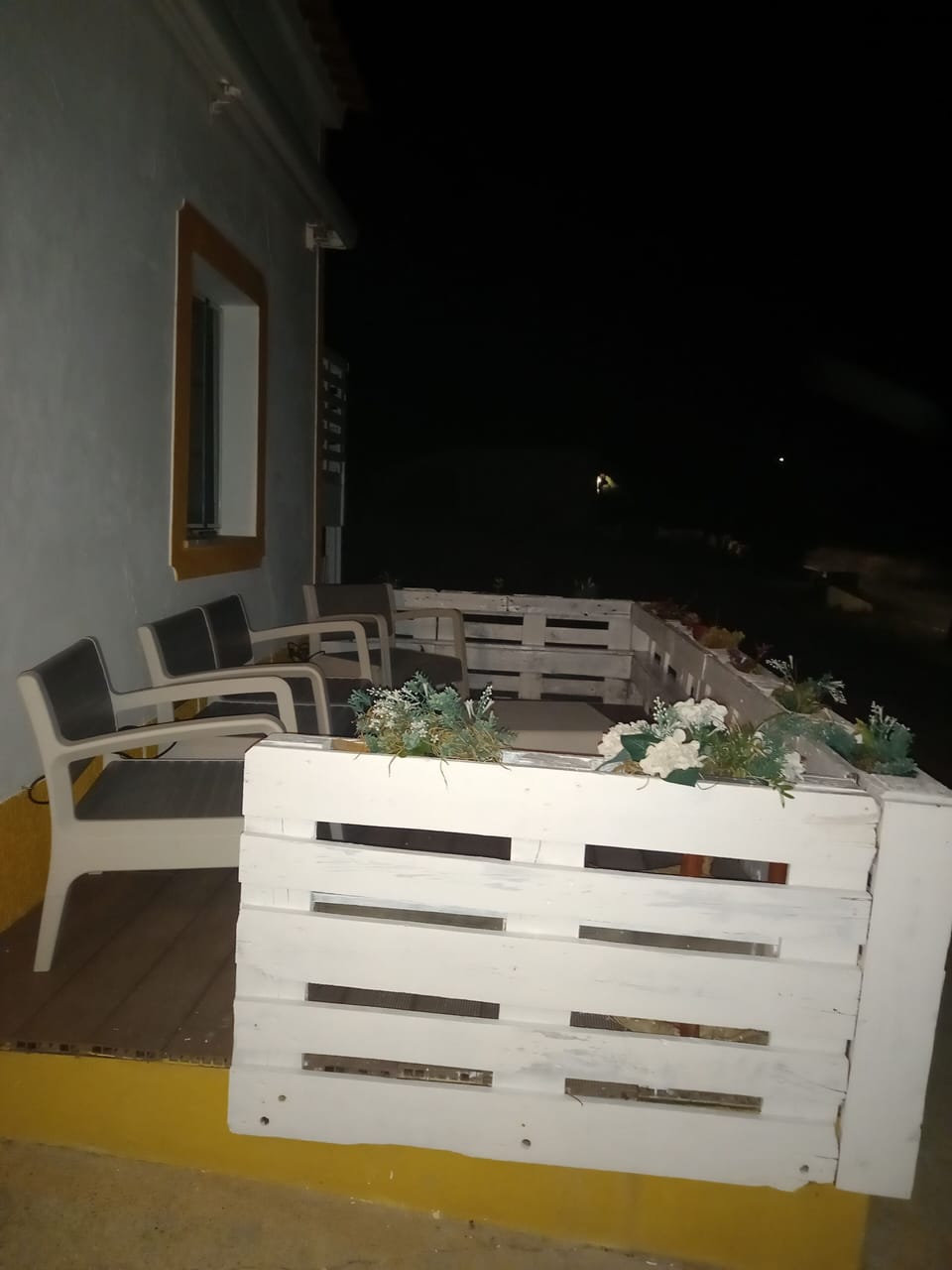 Espaço exterior para contemplar o céu estrelado, único no Alentejo. 