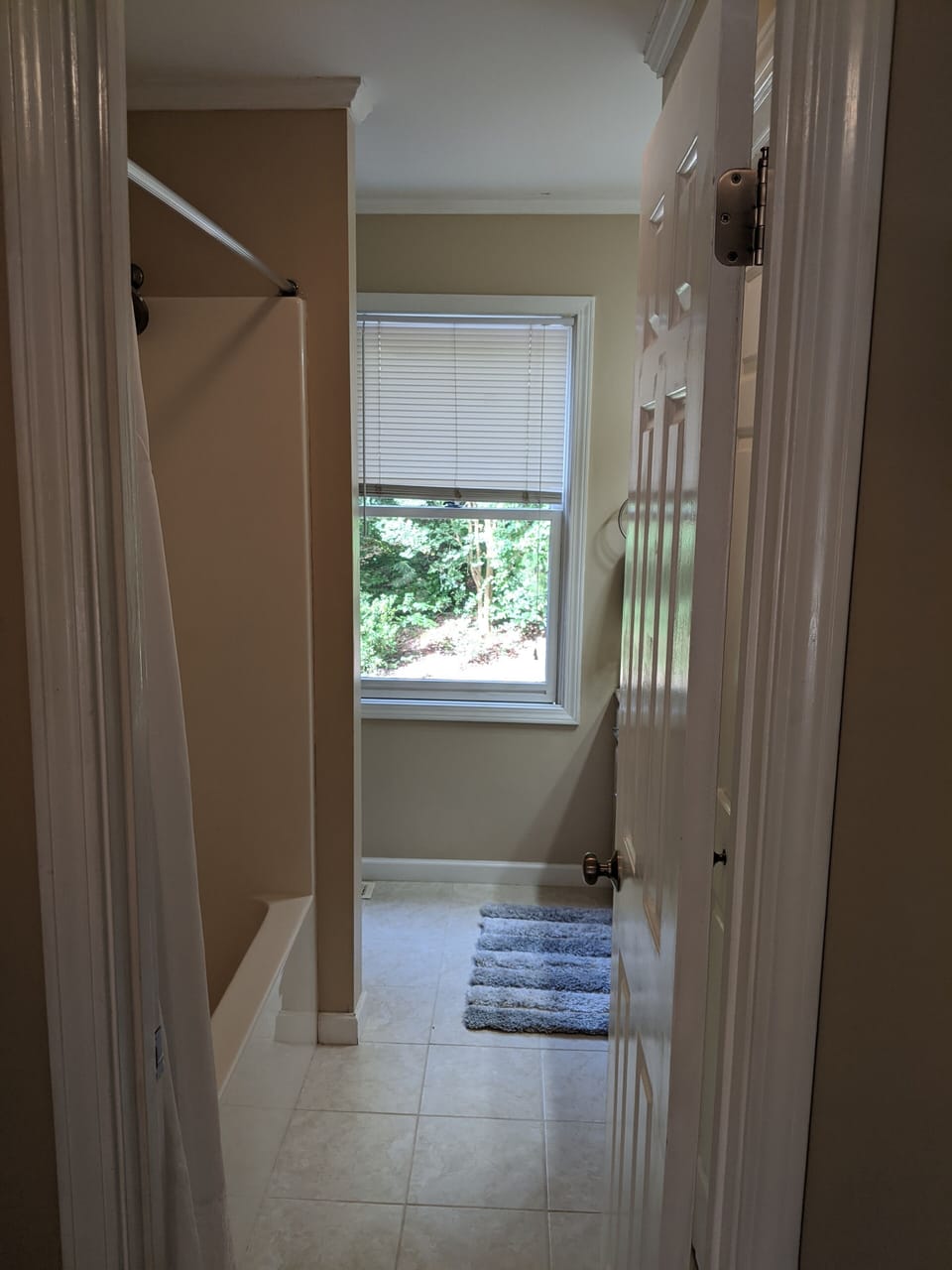 Full bathroom in hallway (upstairs)