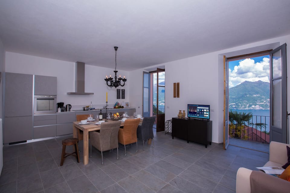 Full-size fridge, microwave, oven, stovetop