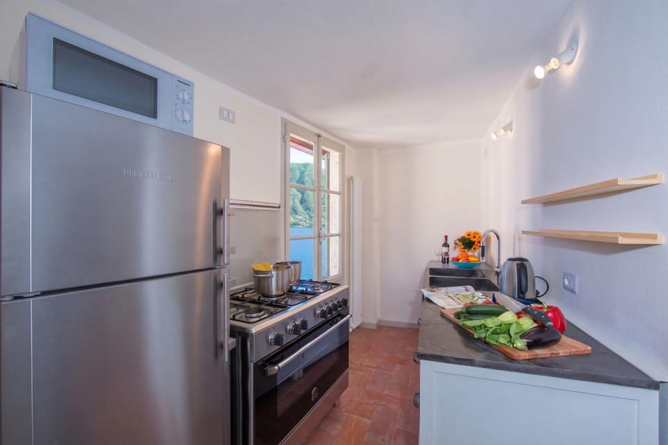 Family Townhome, Multiple Bedrooms, 2 Bathrooms, Lakeside (Felice sul Lago) | Private kitchen | Microwave, oven, stovetop, dishwasher
