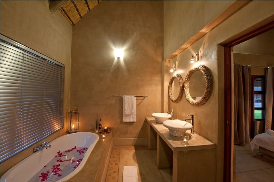 Standard Double or Twin Room, 2 Twin Beds | Bathroom | Hair dryer (on request), towels, soap, shampoo