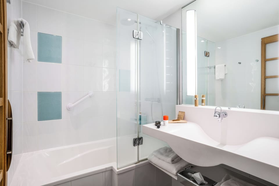 Combined shower/tub, eco-friendly toiletries, hair dryer, towels