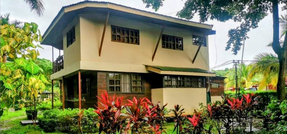 Casa Linda Vista rodeada de jardines