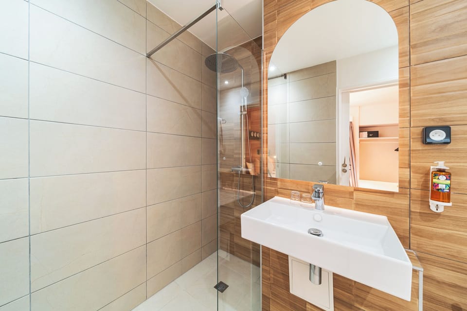 Towels, soap, shampoo, toilet paper
