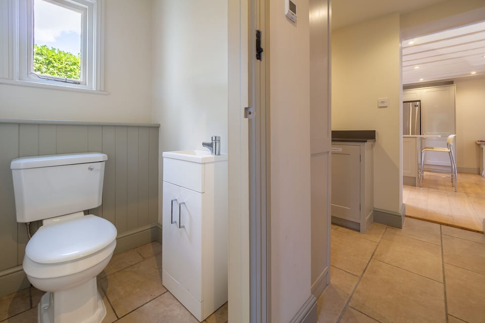 Ground floor: Cloakroom