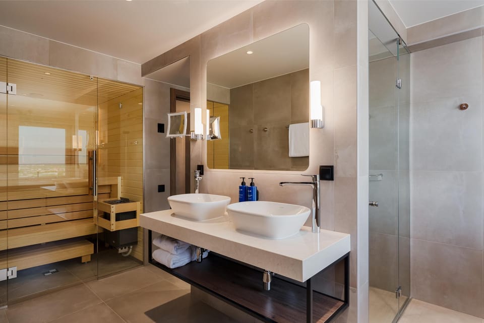 Presidential Suite (with VIP SPA access) | Bathroom | Free toiletries, hair dryer, towels