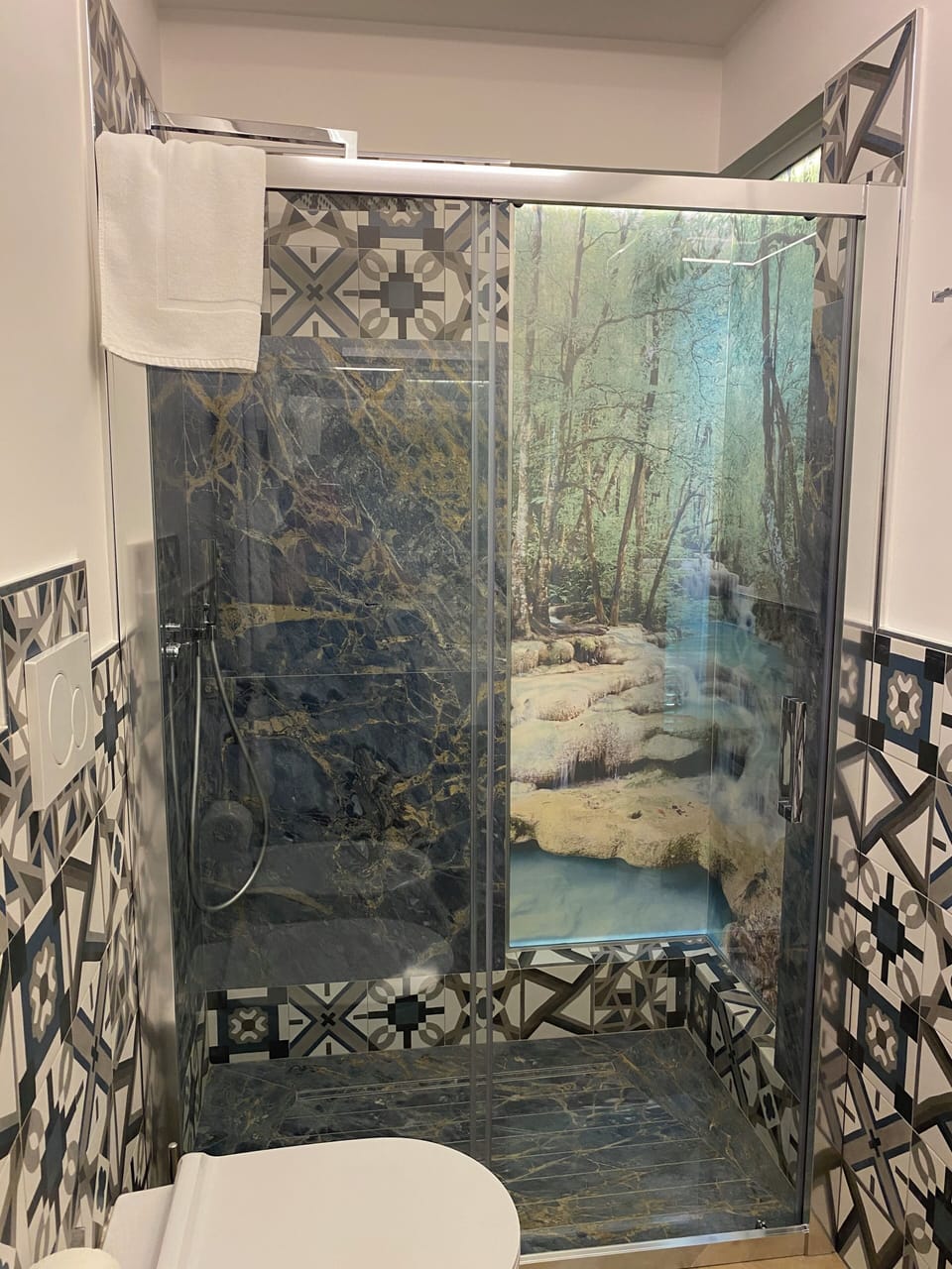 Room, 1 Bedroom, Smoking, Balcony | Bathroom amenities