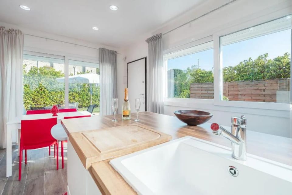 Villa, 2 Bedrooms, Smoking, Garden View | Dining