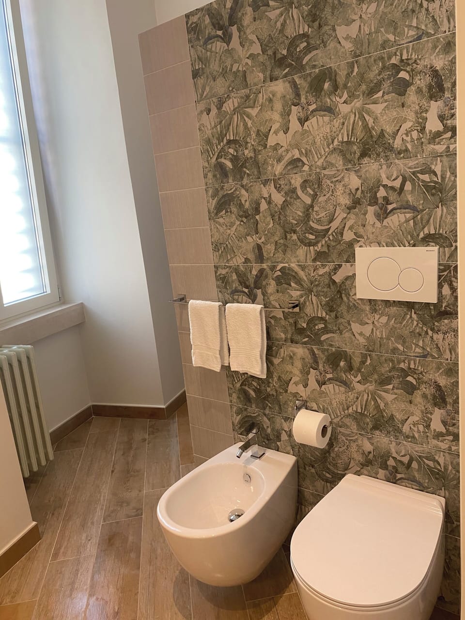 Room, 1 Bedroom, Smoking, Balcony | Bathroom amenities