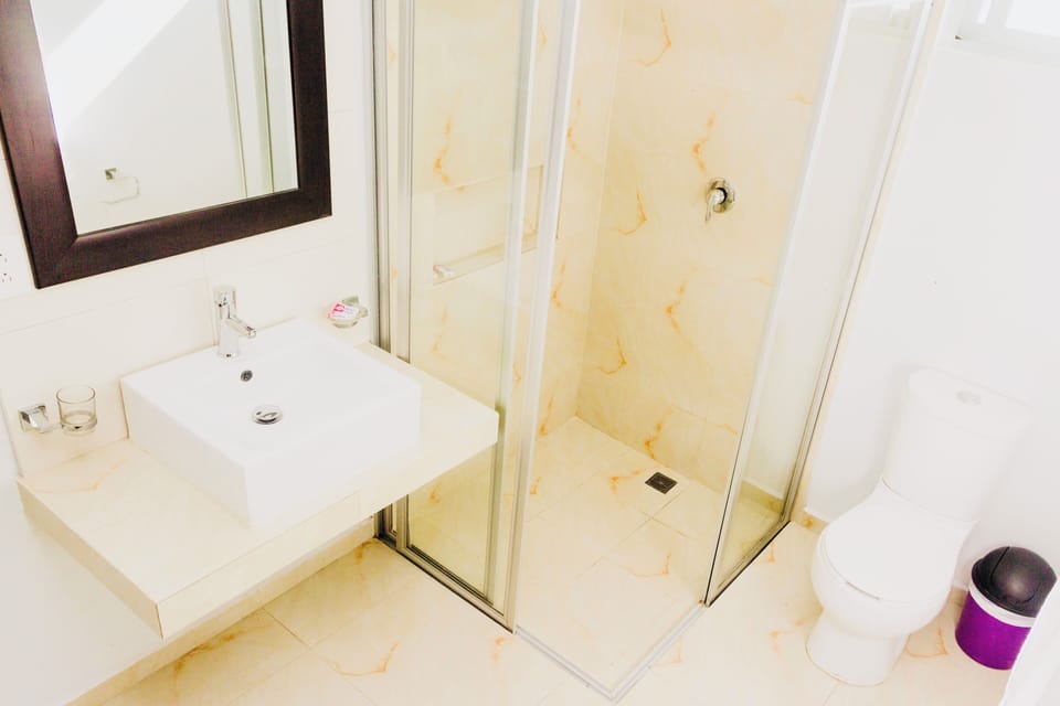 Room, 1 Bedroom, Smoking | Bathroom amenities | Free toiletries, towels