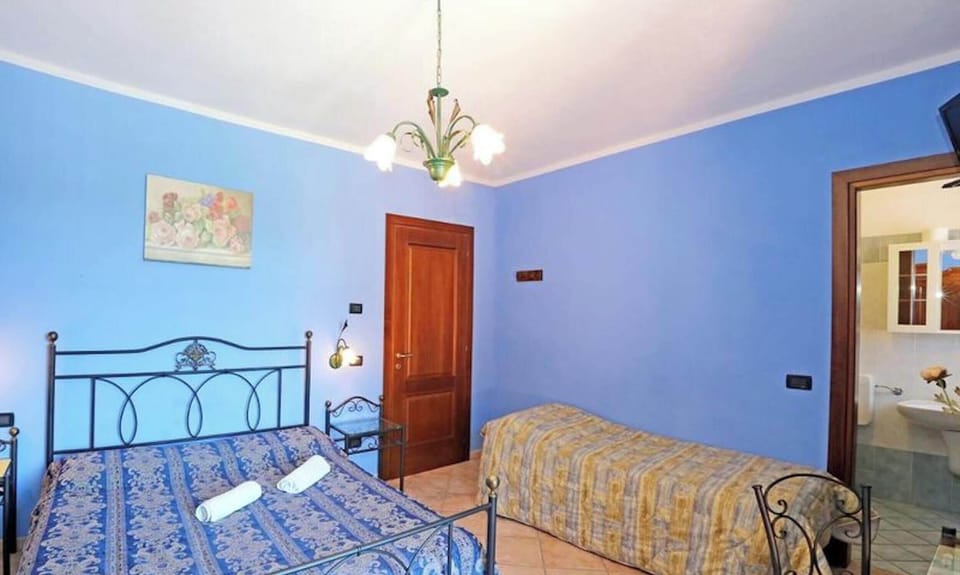 Room, 1 Bedroom, Balcony, Garden View | 1 bedroom, bed sheets