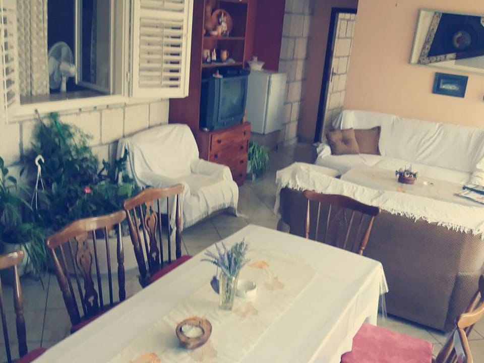 Room, 1 Bedroom, Smoking, Balcony | Living area | Books