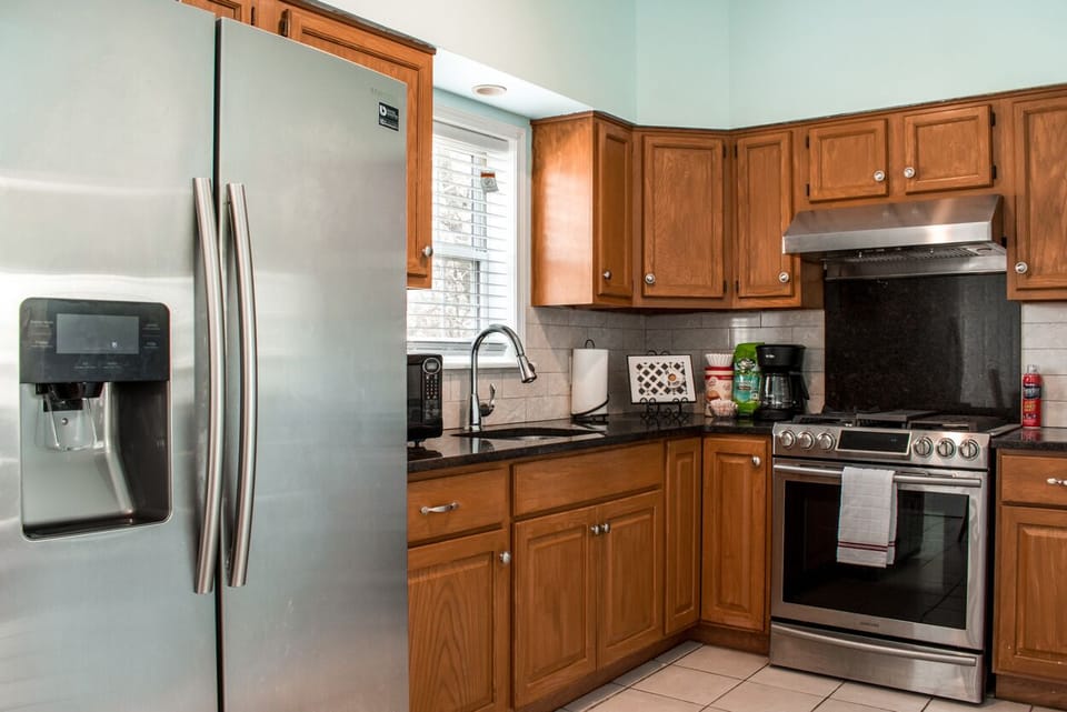 Full kitchen with granite counter-tops and amenities (complimentary coffee)
