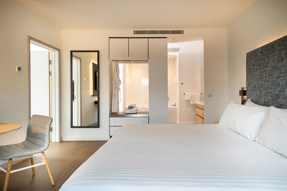 Premium bedding, down comforters, minibar, in-room safe