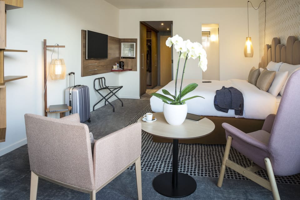 Premium bedding, pillowtop beds, free minibar, in-room safe