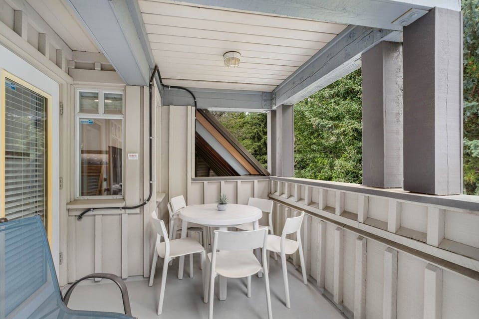 Overlook the peaceful complex grounds from this charming outdoor space.