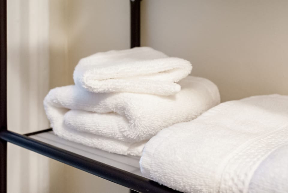 Shelving space for towels, washcloths and other amenities
