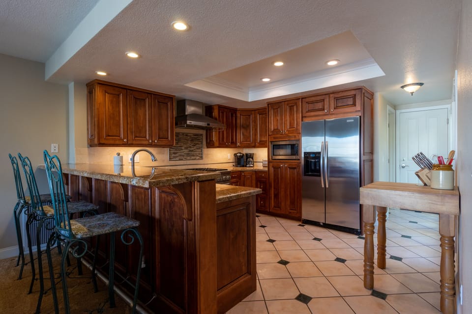 Kitchen with breakfast bar