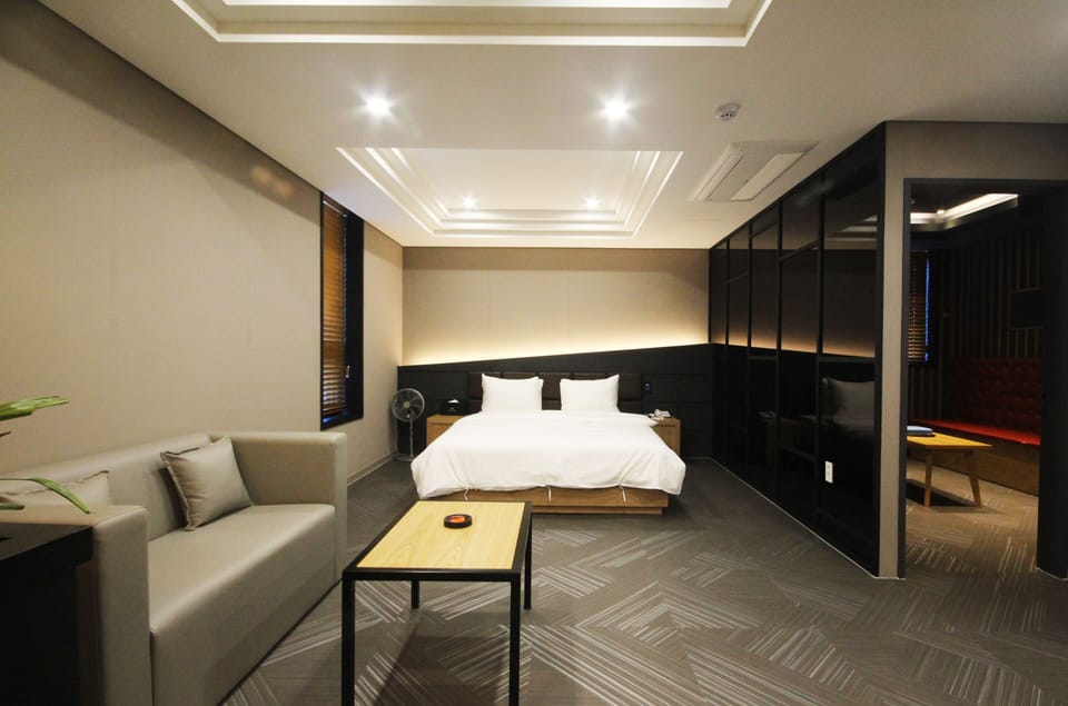 Room (Event, Karaoke) | Free WiFi, bed sheets