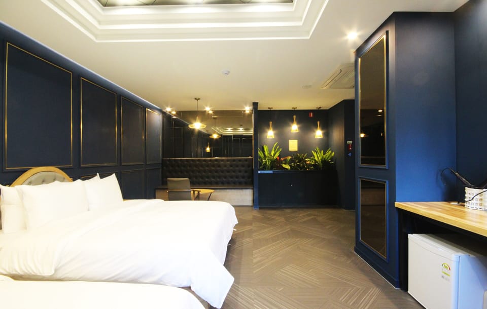 Premium Twin Room | Free WiFi, bed sheets