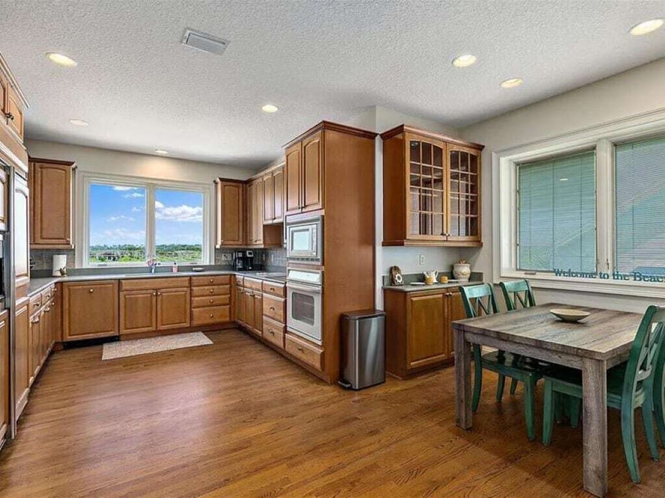 Well equipped and spacious kitchen with breakfast nook area